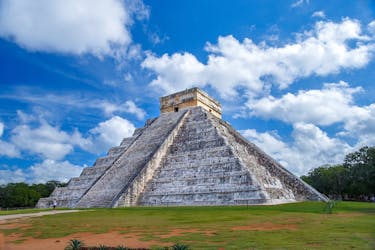 Visita guiada maya Yaxunah y Chichén Itzá con transporte